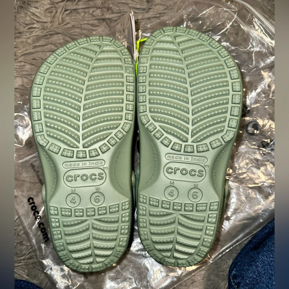 CROCS Unisex - Green Size 6 women’s- 4 Men’s - Picture 4 of 4